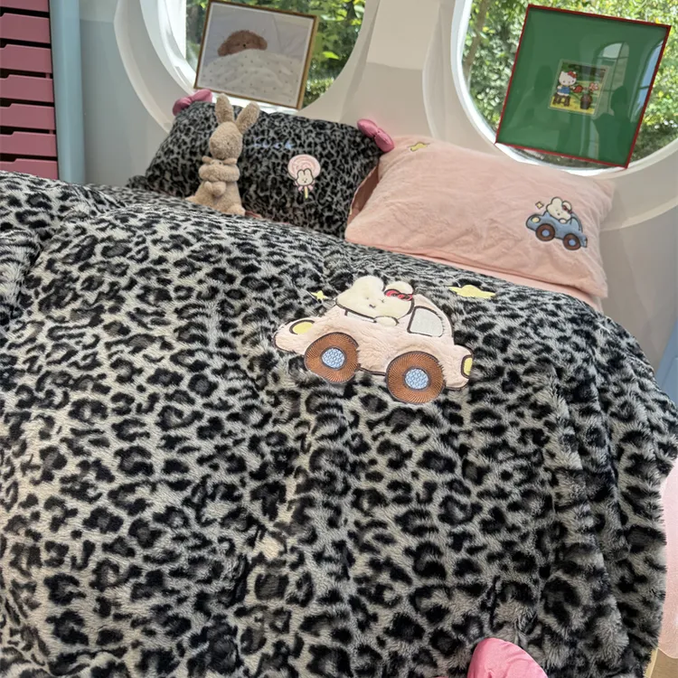 易安阁美式时尚冬季兔兔绒刺绣黑豹汽车兔牛奶绒四件套珊瑚绒1.5m
