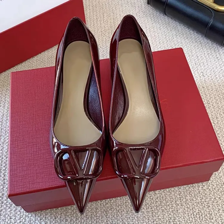 v扣侧空低跟名嫒女女上班女款女款2025明星高跟鞋女2025爆款洋气