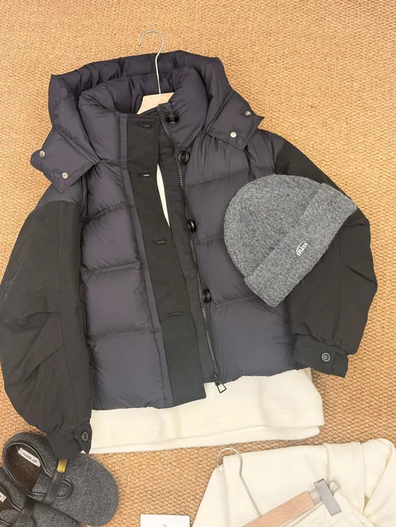 秋冬连帽冬季女时尚拉链黑色休闲风拼接纯色泡芙羽绒服