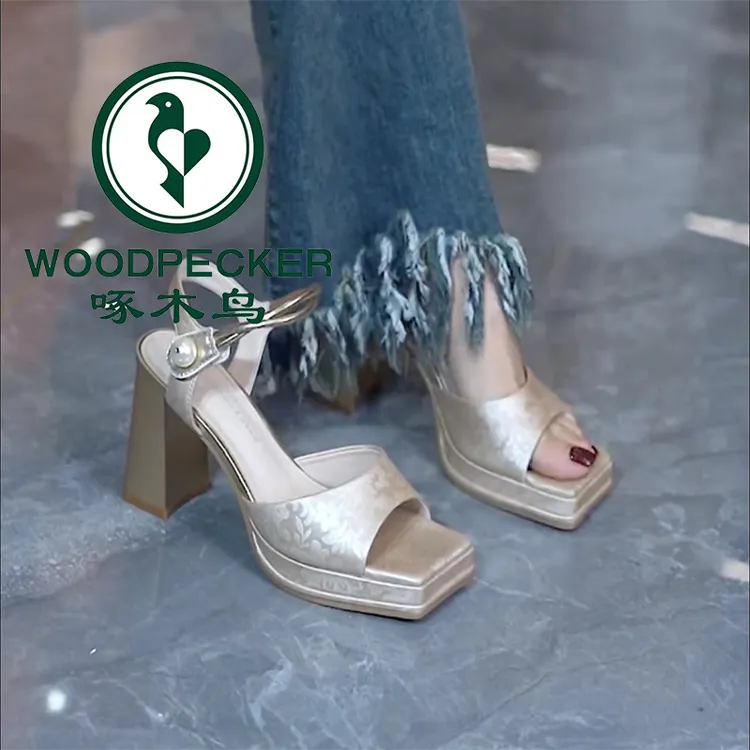 啄木鸟花防水台凉鞋女2025年夏季新款一字带时尚粗跟高跟鞋