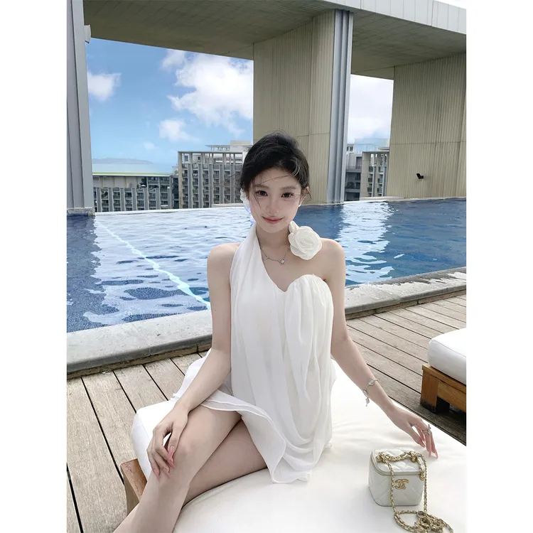 2025春季新款法式气质手工花朵挂脖抹胸性感上衣配显瘦高腰半身裙