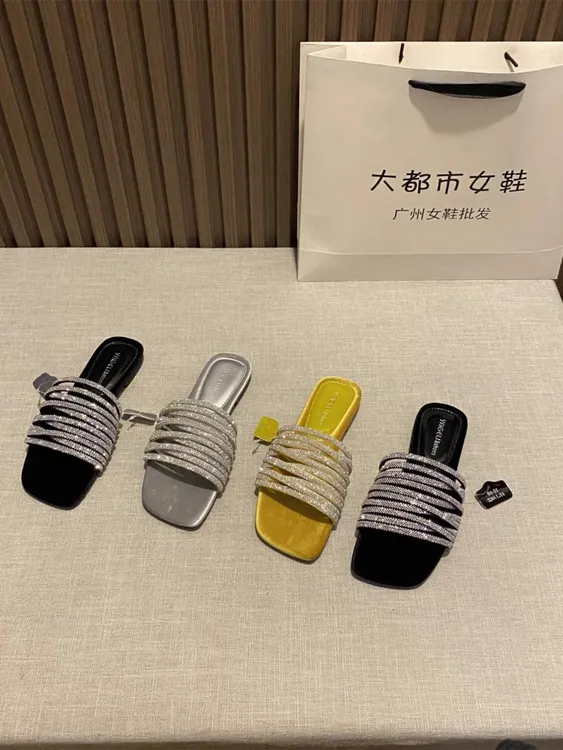 2025春夏季新款露趾拖鞋女外穿气质方头水钻一字带平底凉拖仙女鞋