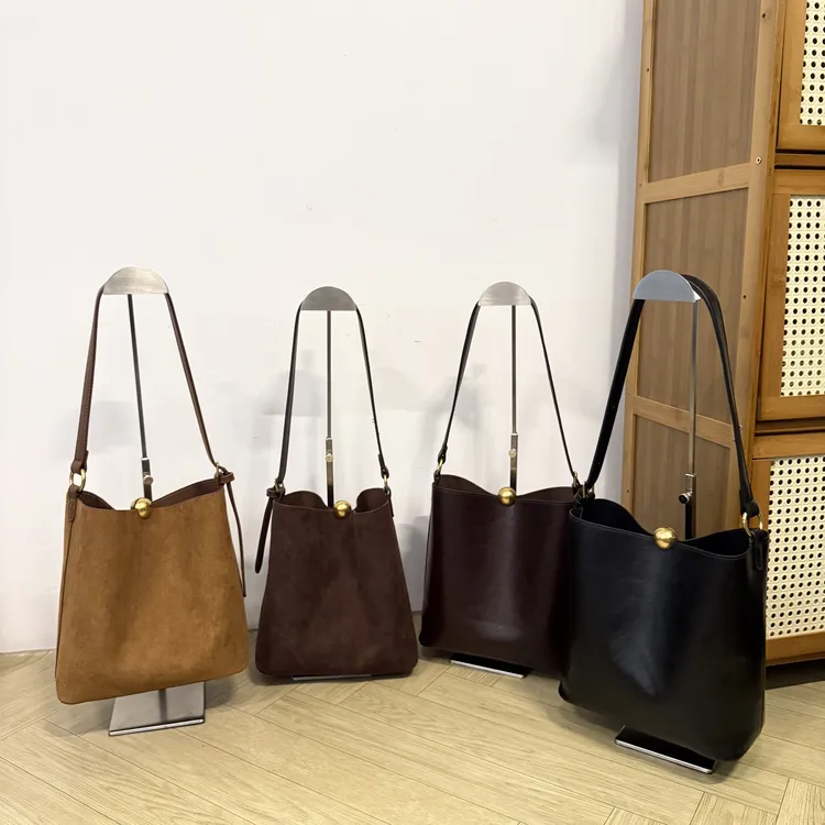 韩版绒面纯色极简水桶包女2025秋冬通勤百搭轻奢小众单肩包