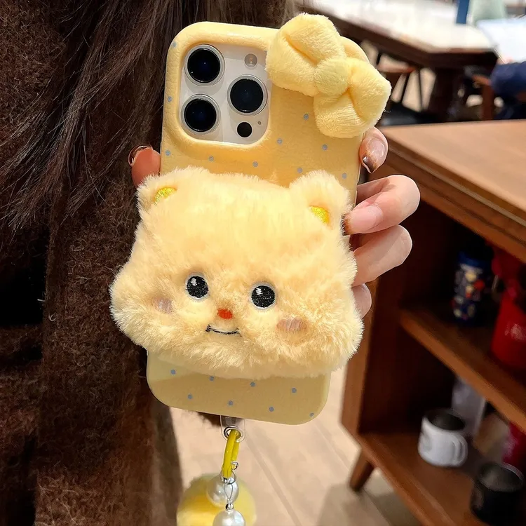 适用黄油小熊毛绒公仔苹果17promax皮纹手机壳iPhone16挂绳15/14