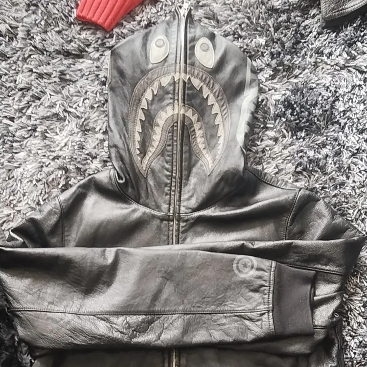 短款连帽常规款橡筋下摆贴布皮衣春季宽松型常规刺绣