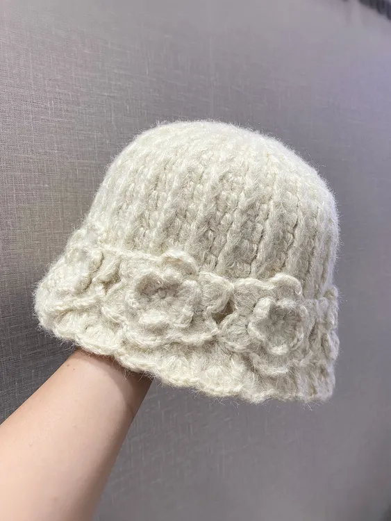 立体花朵针织桶帽女秋冬季新款户外出游保暖百搭套头帽显脸小盆帽