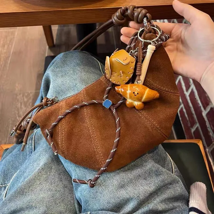 秋冬美拉德复古磨砂棕色可颂包女式2025新款牛角包百搭斜挎饺子包