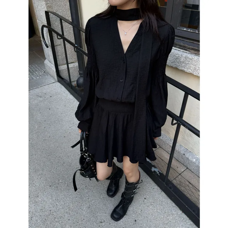 Seyora【巴黎夜曲】气质挂脖飘带V领小黑裙收腰连衣裙 L38529SY53