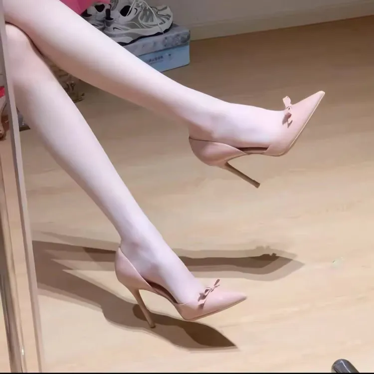 2025年新款裸色高跟鞋女细跟侧空尖头漆皮蝴蝶结中空韩版包头凉鞋