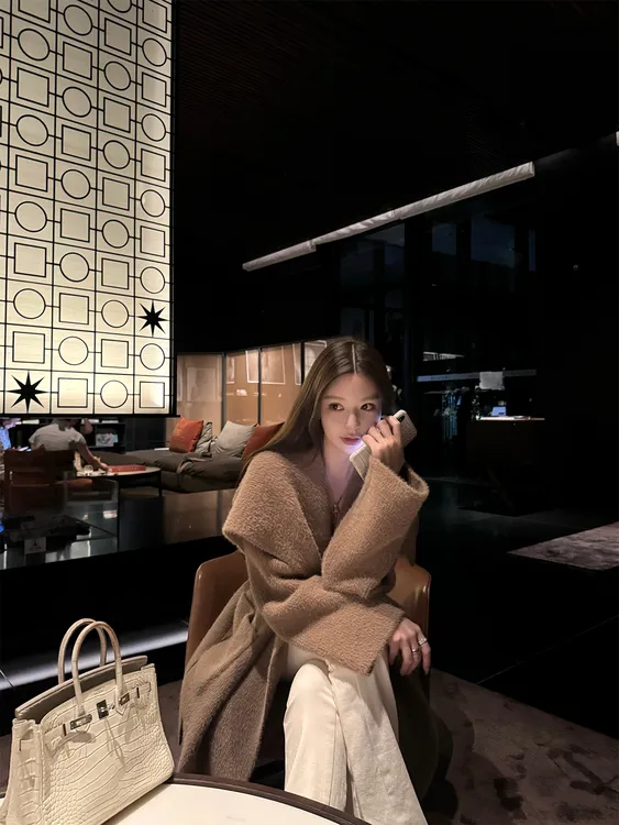 秋冬新款慵懒千金松弛感大毛衣外套女冬温暖绒感大翻领腰带开衫