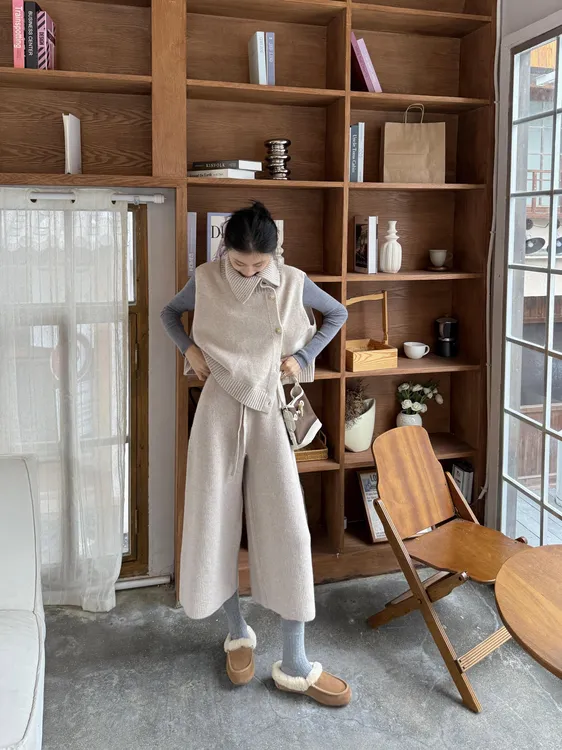2025秋冬季时尚气质灰色打底衫燕麦色针织背心休闲阔腿裤三件套女