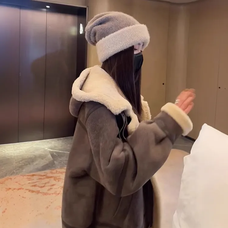 韩版复古羊羔绒皮毛一体外套女冬季新款保暖加厚连帽宽松洋气拼接