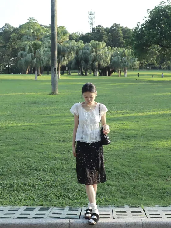 2025夏季新款韩系甜美系带衬衣设计感蕾丝绑带镂空上衣百搭半裙