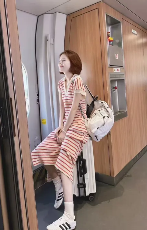 条纹撞色复古针织长裙2025夏季新款甜美宽松直筒遮肉显瘦连衣裙