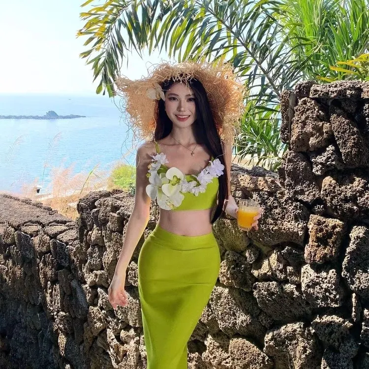 度假风穿搭女装套装轻奢高级感女人味立体花朵吊带包臀半身裙长款