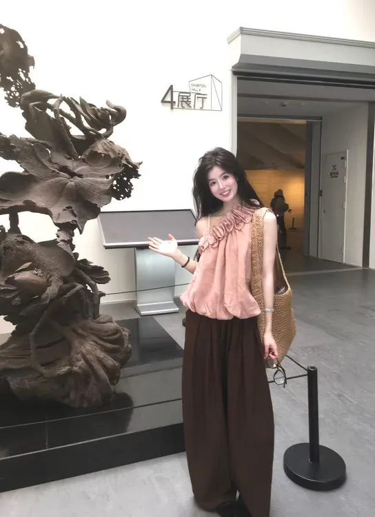 2025秋季新款重工花边斜肩花苞气质无袖显瘦粉色上衣百搭阔腿裤