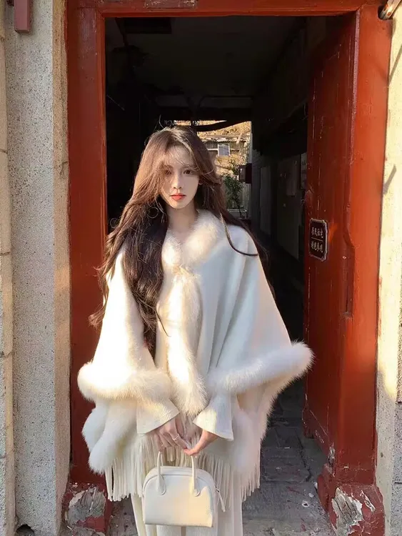 清冷感白色毛领披肩女外搭2025新款秋冬季高级感保暖披风斗篷围巾