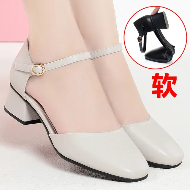 妈妈鞋子包头单鞋中跟真皮春秋软底不累脚休闲秋季女士一字扣皮鞋