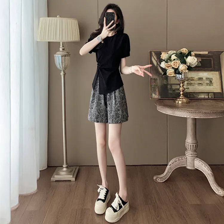 潮流时尚套装女夏季新款气质显瘦圆领开叉设计T恤阔腿短裤两件套