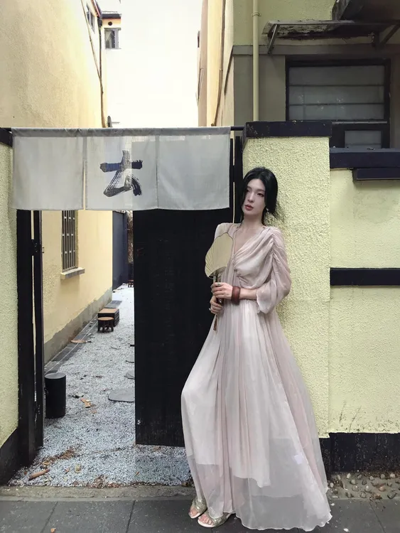 2025夏季新款温柔风灰色荷叶袖V领收腰连衣裙大摆宽松气质长裙子