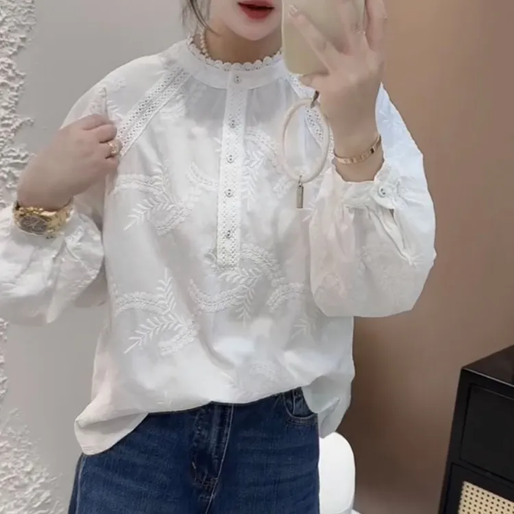 萱贝纯时尚刺绣衬衫打底女2026春季新款洋气减龄显瘦圆领花边衬衣