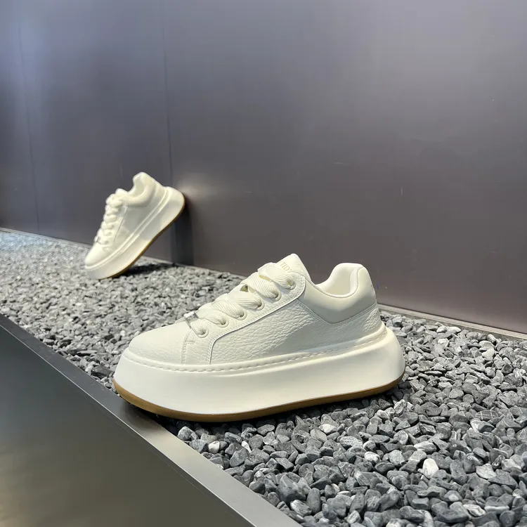 2025广州秋冬新款厚底软底潮流系带时尚低帮增高麦昆轻奢休闲鞋