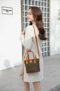 单肩款拉链轻奢风欧美风斜挎包单肩水桶包托特包休闲