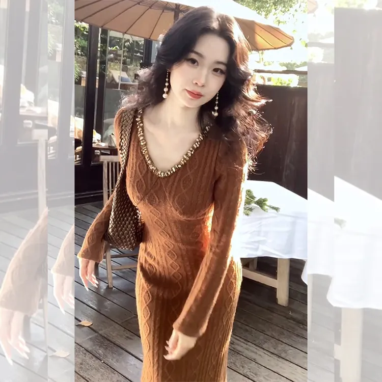 高级感咖色收腰烫钻V领包臀长裙女装秋冬高贵气质内搭针织连衣裙