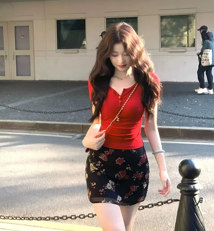 夏季穿搭一整套女2025新款韩版时尚V领修身短袖T恤碎花短裙两件套