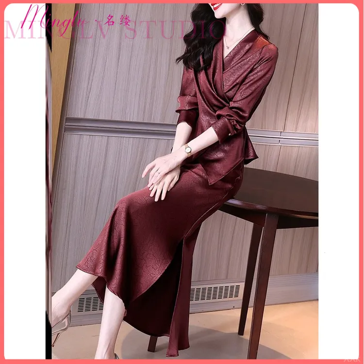 轻奢高级感别致酒红色光泽提花收腰上衣半裙秋季两件套连衣裙