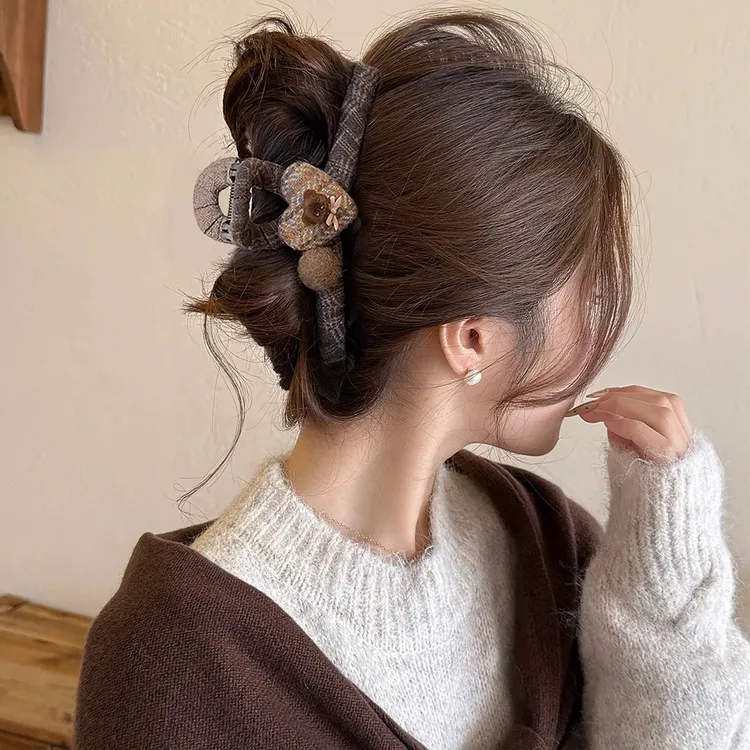 小熊爱心咖色格纹抓夹少女2025新款高级感大号鲨鱼夹盘发夹子秋冬