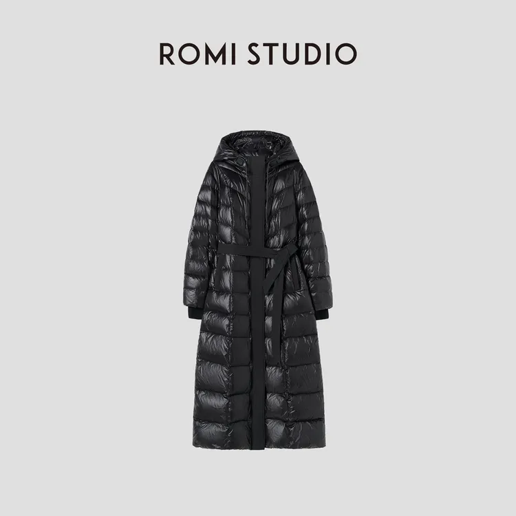 ROMI STUDIO“温暖如初”白鹅绒收腰长款高领连帽羽绒服 441Y3003