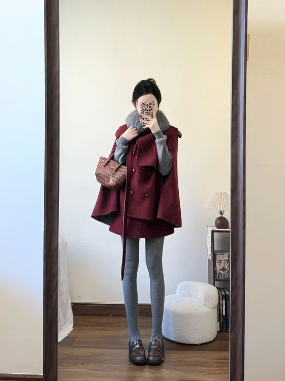 韩系高级感穿搭套装女冬季新款毛领针织衫斗篷外套a字短裙三件套