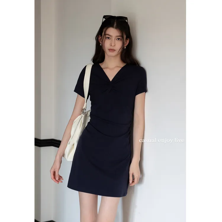 EGGKA 扭结v领收腰气质女夏修身显瘦设计感a字连衣裙 E25D1582BK