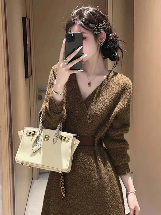 气质温柔风设计感超好看2025秋冬季洋气棕色毛茸茸针织软糯连衣裙