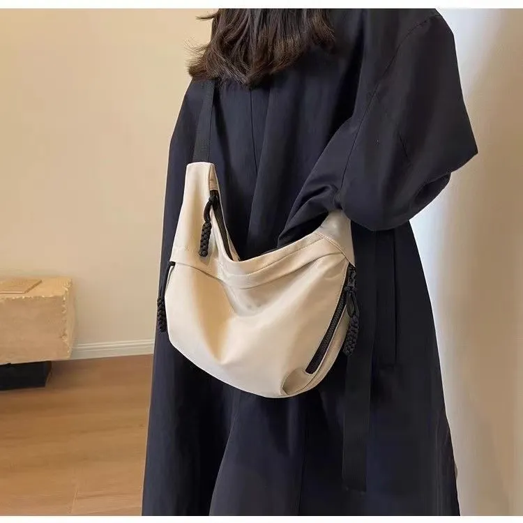 高中生斜挎包女2025新款运动休闲牛津布单肩包百搭斜挎大容量月牙