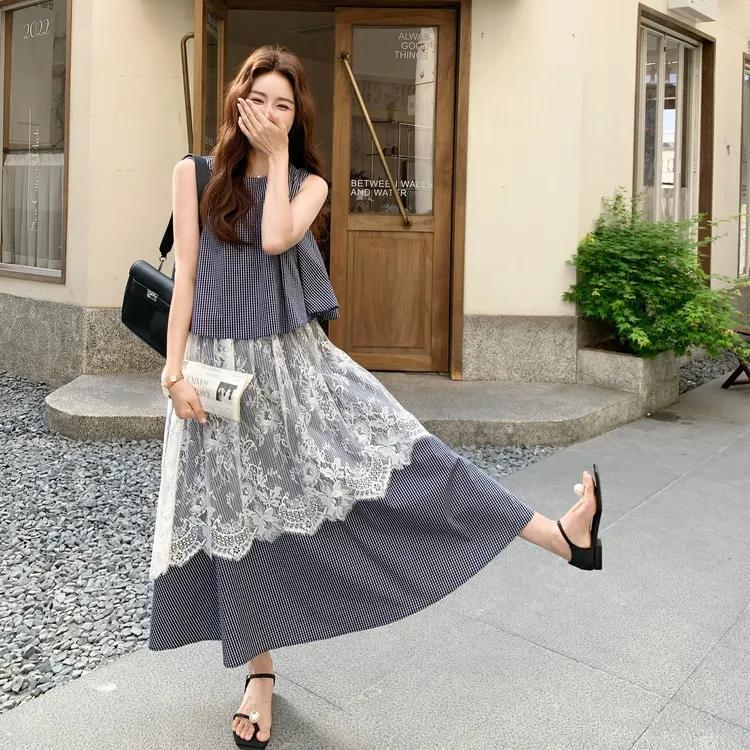 一整套ootd穿搭爆款减龄高级感绝美设计感背心格子半身裙两件套
