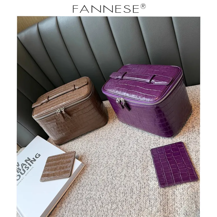 秋冬新款头层牛皮鳄鱼纹化妆包女真皮大容量紫色手提洗漱收纳包潮