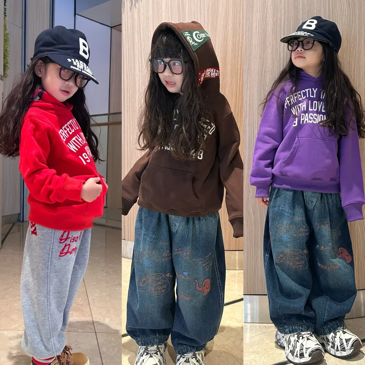 闲闲家秋冬款童装三角旗儿童连帽加绒卫衣裂纹印花男女童上衣帽衫