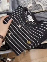 七言家新品！ins穿搭#深灰条纹刺绣南瓜毛衣开衫