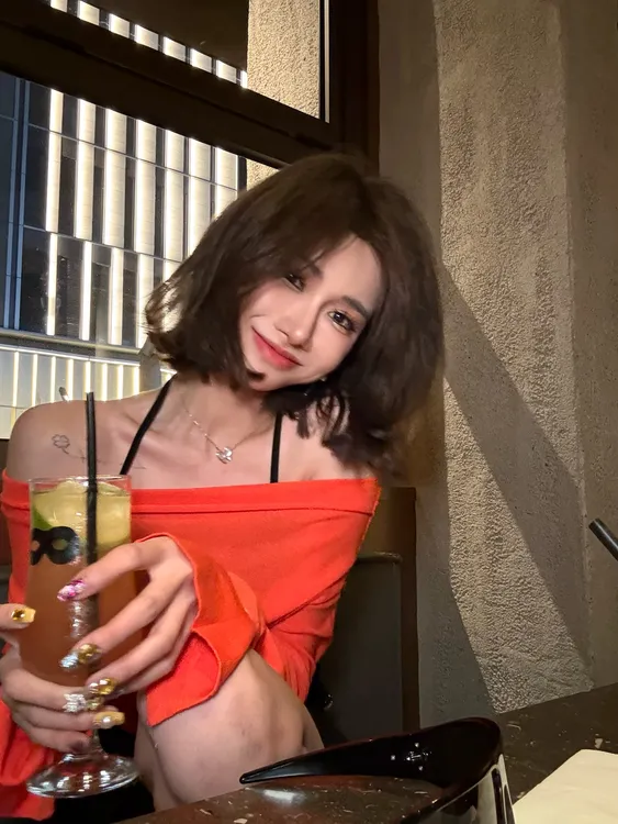 橘色甜美一字肩长袖t恤