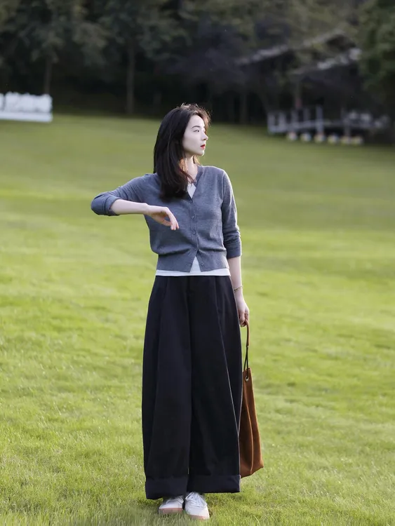 【自由温度】秋冬气质高级感灰色假两件针织上衣减龄黑色长裤套装