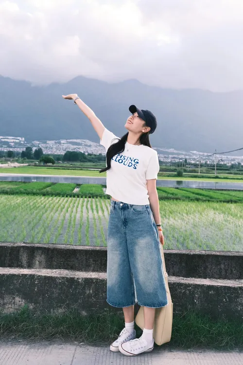 【聆听风铃】夏季时尚白色印花T恤上衣短袖高腰八分牛仔直筒裤套装