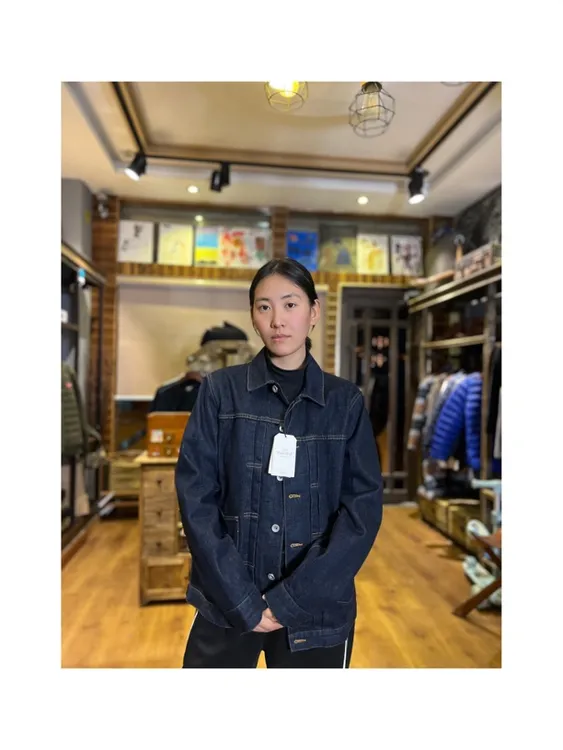 经典深蓝色牛仔外套