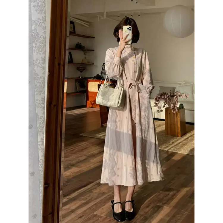 罗马画报-秋季法式文艺风柔雾粉立领翻领腰带连衣裙a字长裙女
