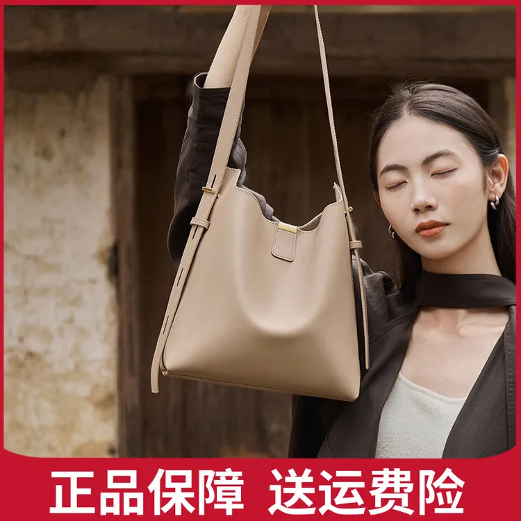 君澜包包女士2025新款水桶包女斜挎大容量女款真皮单肩通勤女包