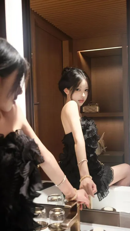 【蕾丝之王】小众设计感纯欲性感抹胸连衣裙女2025新款鱼尾花瓣短裙