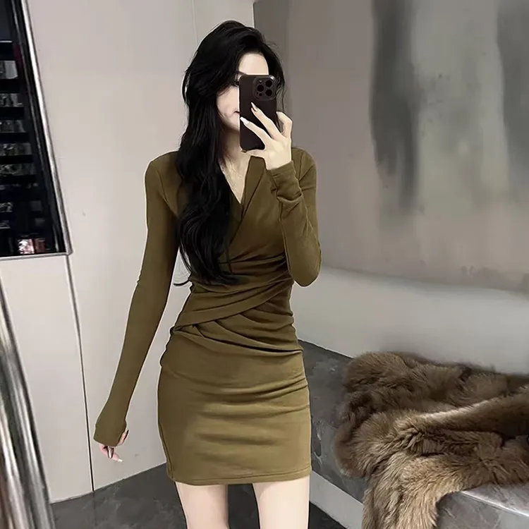 漂亮出片衣服配大衣打底裙高级感V领中长款修身显瘦包臀裙秋冬款