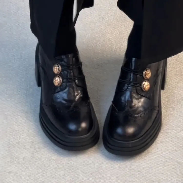 羊皮版~深口徽章金属扣一脚蹬乐福鞋女圆头厚底防水台高跟小皮鞋