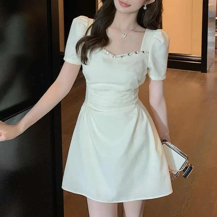 法式高级感方口领泡泡袖连衣裙夏季2025款收腰显瘦小个子小众开叉